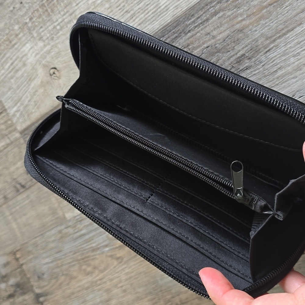 Tahari black wallet Wristlet NWOT - Picture 4 of 8